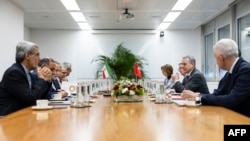 Discuții între oficiali iranieni și elvețieni la Geneva, pe 17 februarie 2026, în cadrul celei de-a doua runde de negocieri iraniano-americane pe tema programului nuclear al Teheranului.