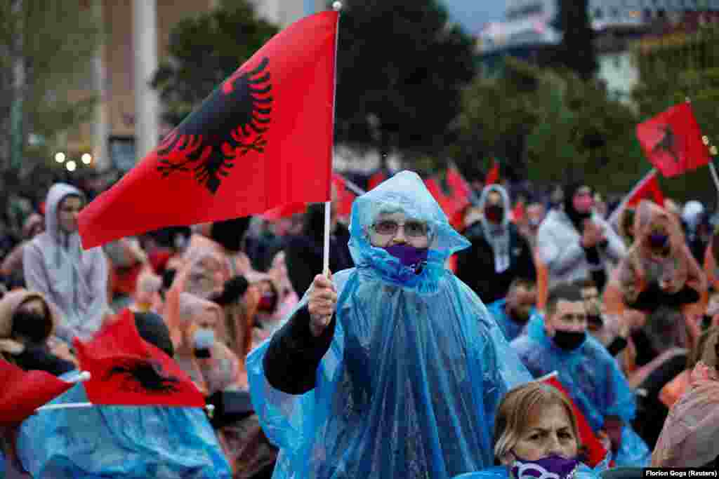 АЛБАНИЈА - Албанската Влада се одлучи за зголемување на јавниот долг оваа година на 82,4 отсто од Бруто домашниот производ (БДП), со што се зголемува буџетскиот дефицит на ниво од 120,5 милијарди леки (околу милијарда евра) од 108 милијарди лека колку што планираше на почетокот на годината.