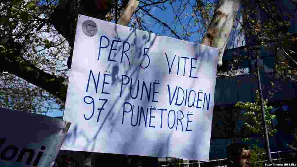 Transparent istaknut tokom radničkog protesta 1. maja ukazuje da je "u posljednjih pet godina na radu stradalo 97 radnika".Prema podacima Sindikata radnika privatnog sektora, osam radnika izgubilo je život na radu tokom ove godine.