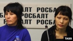 Бакия Касымова (солдо) менен Лейла Аширова журналисттерге кулчулукта көргөн азабын айтып беришти, Москва, 2-ноябрь, 2012