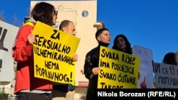 Protest zbog seksualnog uznemiravanja bivše učenice Gimnazije Sare Vujisić koje je počinio profesor Radoman Čečović.