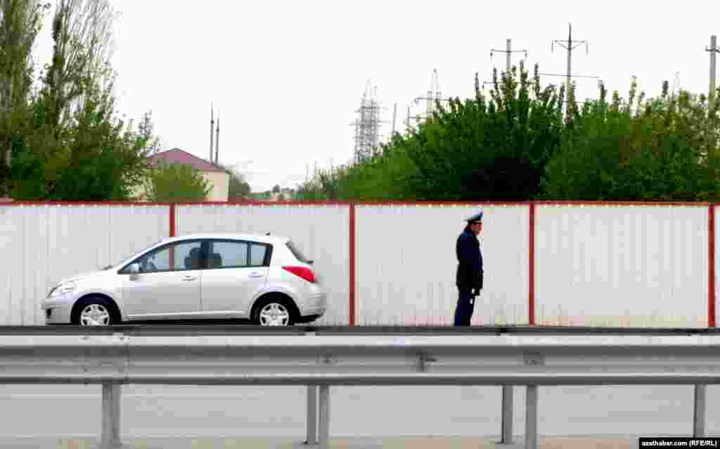 Aşgabadyň köçeleriniň birinde köçe-ýol hereketine gözegçilik edýän polisiýa işgäri.