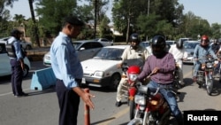 په اسلام اباد کې پولیس د تالاشۍ په حال کې - انځور له ارشیفه