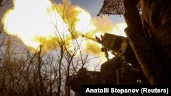 Ілюстраційне фото.Український військовий веде вогонь із самохідної гаубиці Caesar поблизу Покровська, листопад 2025 року