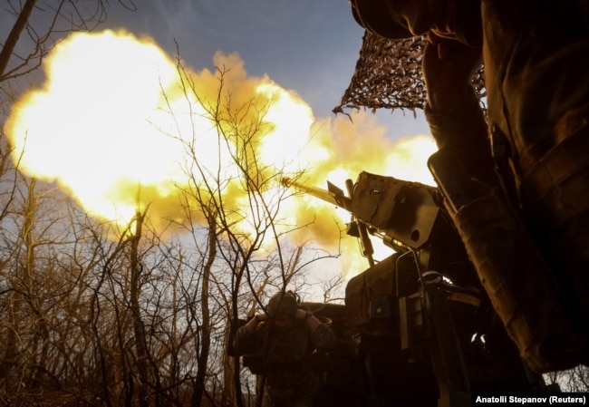 Військовослужбовці 148-ї окремої артилерійської Житомирської бригади ЗСУ ведуть вогонь із самохідної гаубиці «Цезар» по позиціях російських військ на передовій