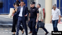 Premierul socialist Pedro Sánchez gesticulează la sosirea în exclava Ceuta, la apogeul „crizei migranților”, pe 31 iulie 2026. 
