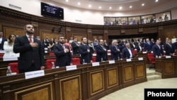 Նորընտիր խորհրդարանի բոլոր պատգամավորները հոտնկայս լսում են Հայաստանի օրհներգը