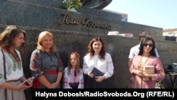 Франкові читання в Івано-Франківську. Письменниця Ольга Деркачова (друга справа)
