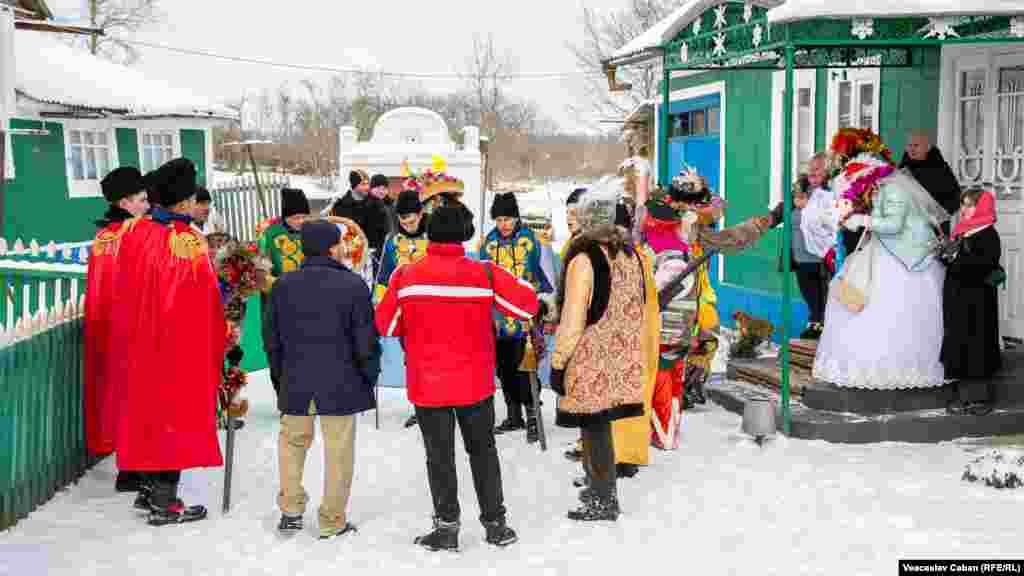 Gazdele îi așteaptă cu bucate, îi ospătează și le oferă urătorilor daruri.