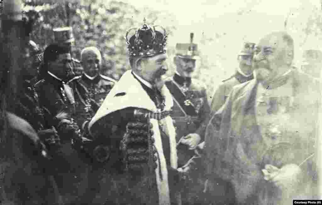 Regele Ferdinand și generalul Henri Berthelot, șeful Misiunii Militare Franceze, râd urcând treptele Palatului Catedralei Încoronării de la Alba Iulia, imediat după eveniment, 15 octombrie 1922.&nbsp;