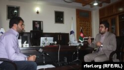 د ایسا د ادارې مشر وفي الله افتخار د ازادی راډیو د خبریال اسدالله لودین پوښتنې ځوابوي.