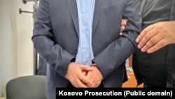 Kjo fotografi e publikuar nga Prokuroria Speciale e Kosovës më 27 tetor, e shfaq prokurorin e prangosur në Prizren nën dyshimin për marrje ryshfeti.