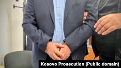 Fotografija koju je objavilo Specijalno tužilaštvo Kosova prikazuje tužioca Beke Šalu san lisicama na rukama, oktobar 2025.