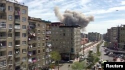 Дим від вибуху в Діябакирі, Туреччина, 11 квітня 2017 року