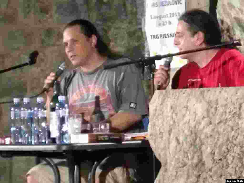 Feralovci Boris Dežulović i Predrag Lucić gostovali su na Budvanskom Trgu pjesnika, satiričnim kabareom Melodije borbe i pretvorbe, 07.08.2011. Foto: RSE / Jasna Vukićević 