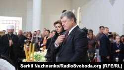 Президент Петро Порошенко з дружиною Мариною у соборі Воскресіння Христового в Києві прощаються з кардиналом Любомиром Гузаром, 4 червня 2017 року