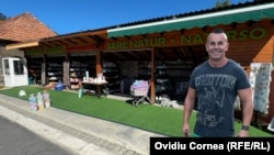 Ioczo, administrator al mai multor magazine de produse din sare, spune că numără clienții de la standul de lângă intrarea în salină pe degetele de la mâini. (Colaj foto)