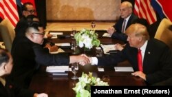 Presidenti amerikan, Donald Trump (djathtas) dhe lideri verikorean, Kim Jong-un, foto nga arkivi.