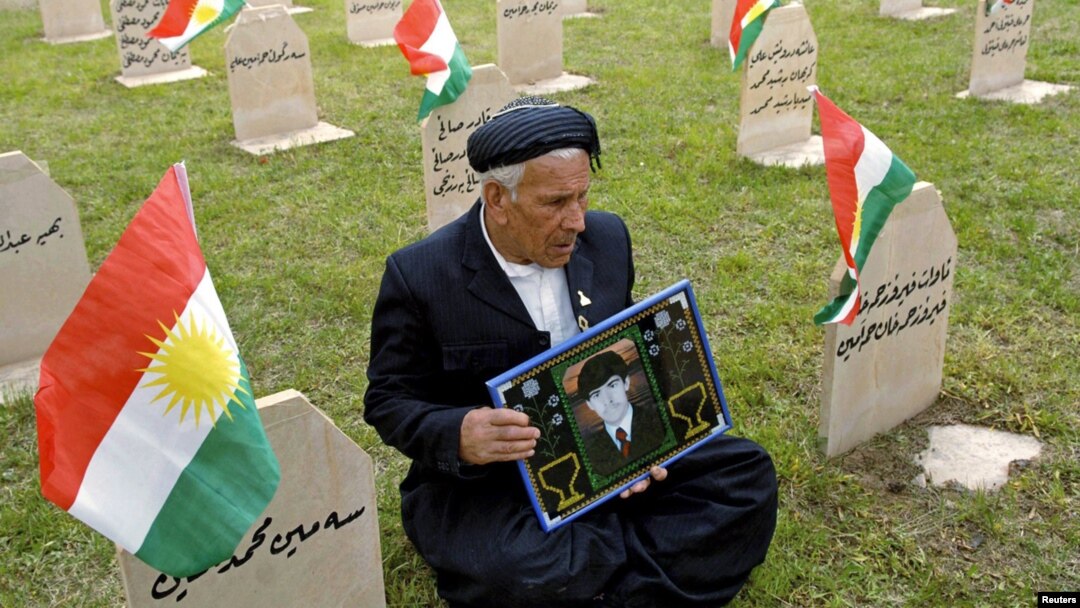 یک پدر کرد بر مزار فرزنده جان‌باخته‌اش. فرزندی که جان خود را در «کیمیاباران» از دست داده است.