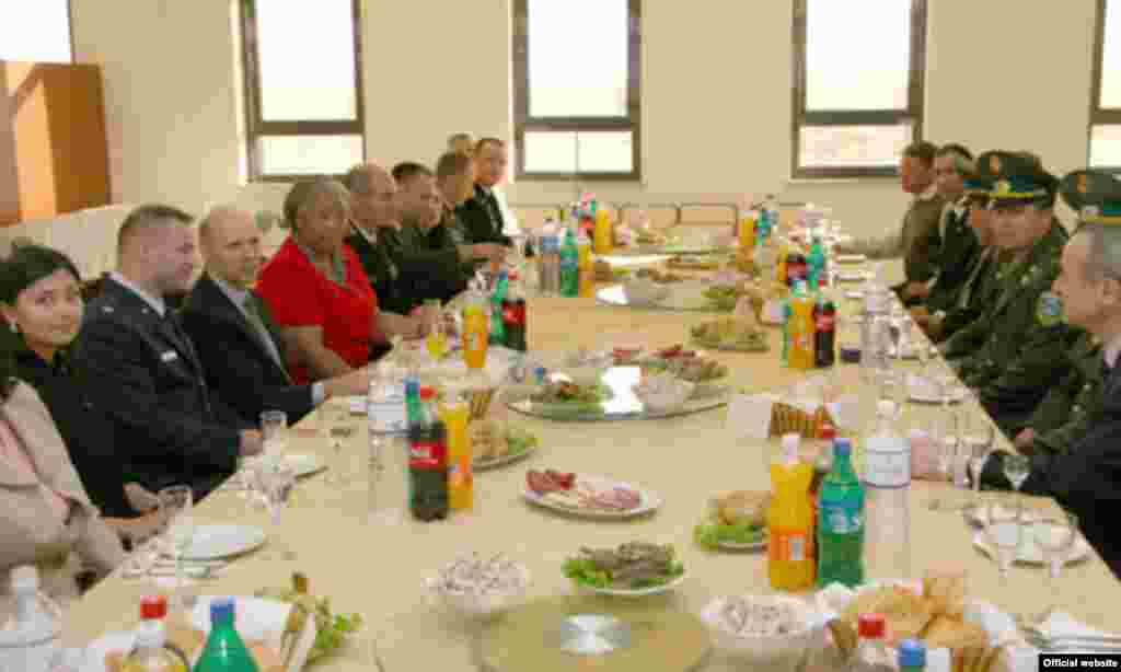 Delegasiýalar Türkmenabatdan uçmagyň öňi ýany günüň wakalaryny soňky sapar ara-alyp maslahatlaşmak üçin çaý başynda duşuşýarlar 