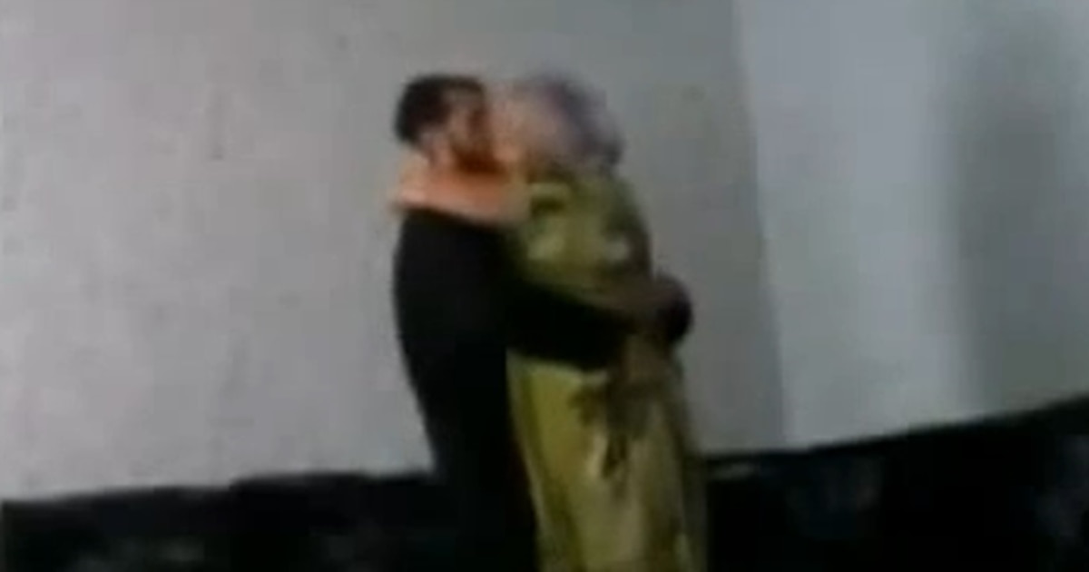 Жас кеуделі аққұбамен порно көру