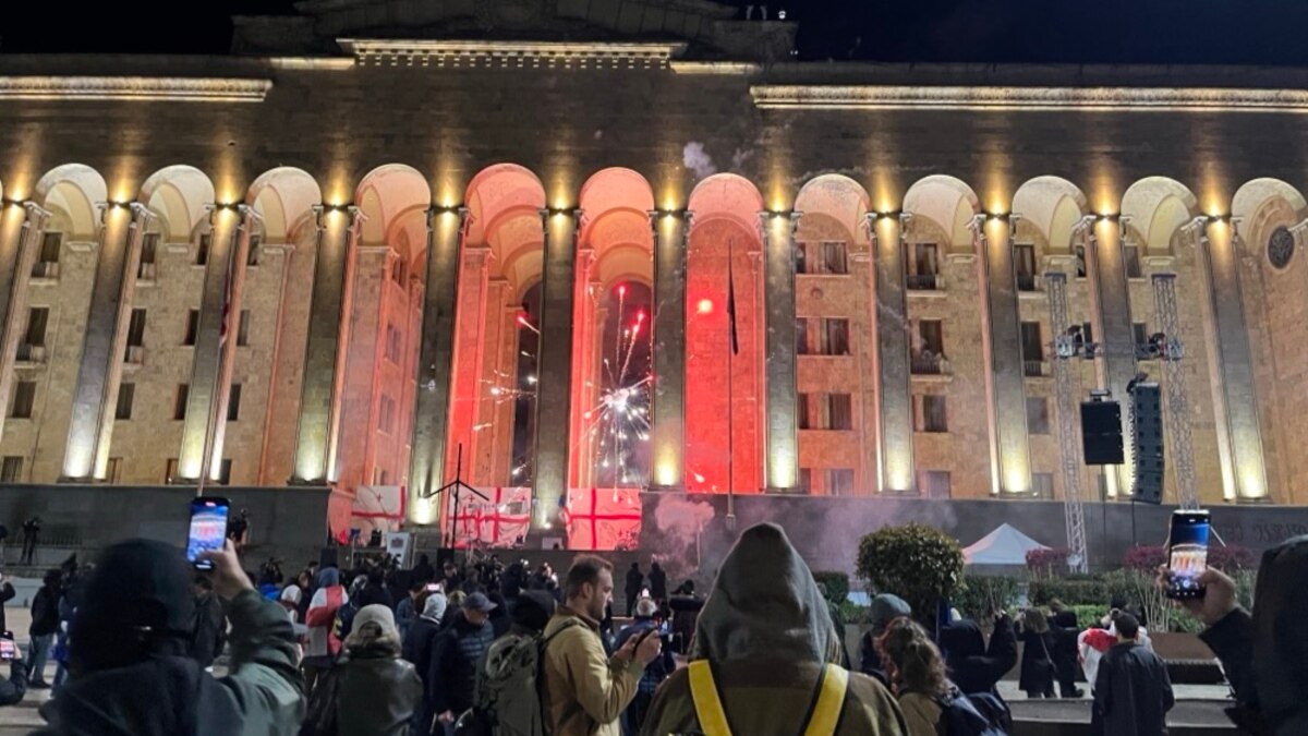 აქციის მონაწილეების ნაწილი პარლამენტის უკანა შესასვლელთან გადავიდა, ისროლეს პიროტექნიკა