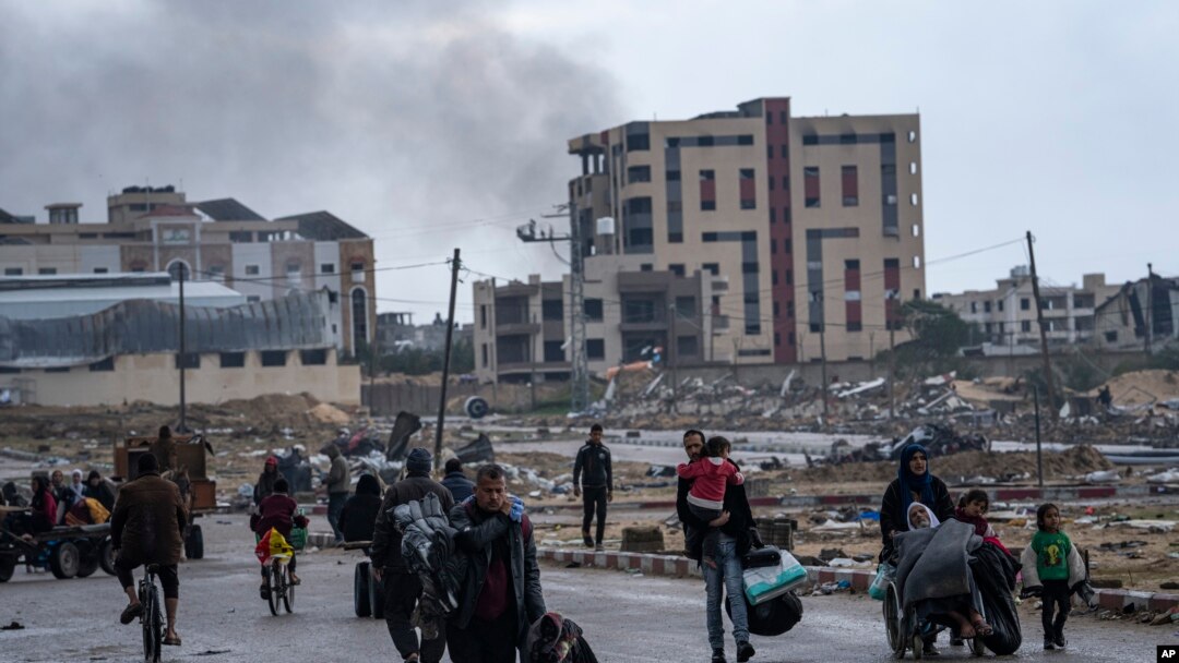 Palestinieni fug din orașul Khan Younis, în sudul Gaza, după o ofensivă israeliană terestră și aeriană, luni, 29 ianuarie 2024. Israelul și-a extins ofensiva în Khan Younis, afirmând că orașul este un bastion al grupării militante Hamas. (AP Photo/Fatima Shbair)