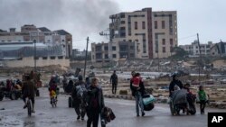 Palestinci bježe iz Kan Junisa na jugu Pojasa Gaze nakon izraelskog kopnenog i vazdušnog napada, 29. januar 2024.