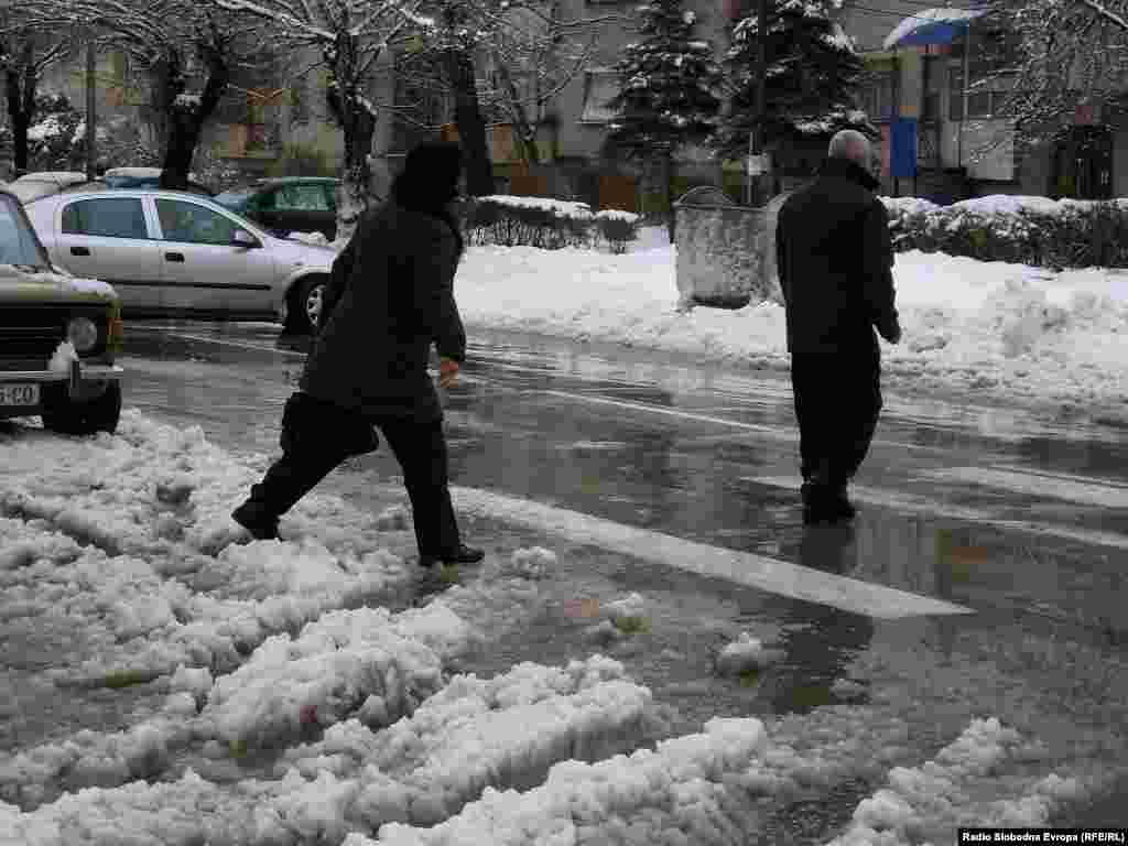 Битола затрупана со снег.