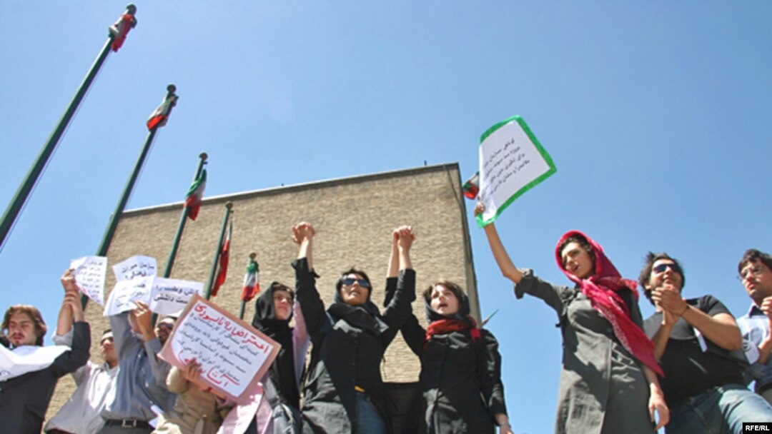 مدافعان حفظ آثار باستانی می گويند آبگيری سد به آثار باستانی در تنگه بلاغی و به ويژه آرامگاه کوروش بزرگ در پاسارگاد صدمه می زند.
