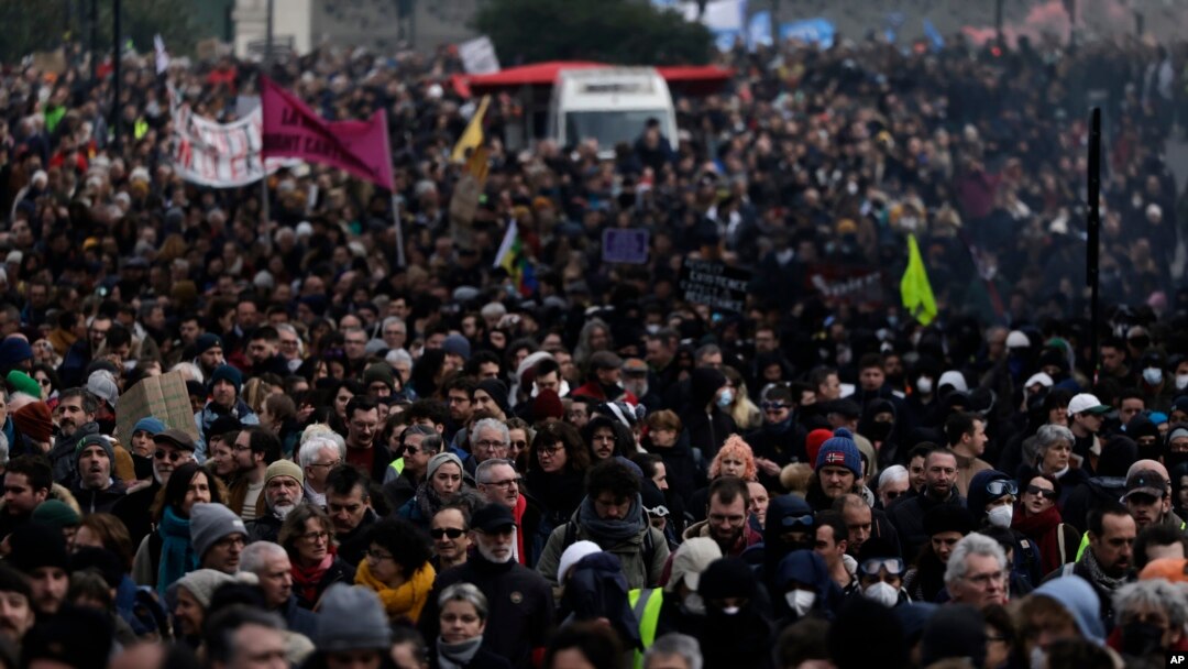 Francezii au protestat marți și la Nantes, în vestul Franței. Colectorii de gunoi, gunoi, lucrătorii din domeniul utilităților și conductorii de tren se află printre persoanele care au părăsit locul de muncă marți în Franța pentru a-și arăta furia față de un proiect de lege care ridică vârsta de pensionare la 64 de ani, pe care sindicatele îl consideră o amenințare mai largă la adresa modelului social francez.