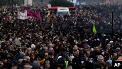 Francezii au protestat marți și la Nantes, în vestul Franței. Colectorii de gunoi, gunoi, lucrătorii din domeniul utilităților și conductorii de tren se află printre persoanele care au părăsit locul de muncă marți în Franța pentru a-și arăta furia față de un proiect de lege care ridică vârsta de pensionare la 64 de ani, pe care sindicatele îl consideră o amenințare mai largă la adresa modelului social francez.