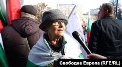 Протестираща срещу еврото пред сградата на БНБ, 3 ноември.