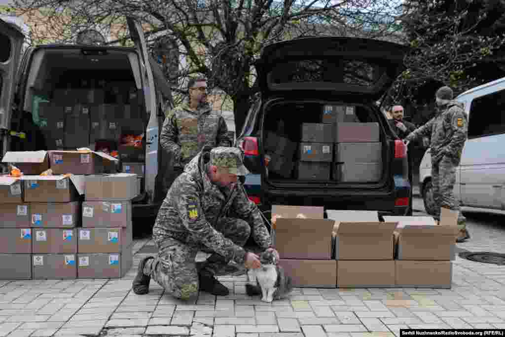 «Ми всі разом з вами куємо нашу велику українську перемогу там, на передовій, а також і в тилу. Тому кожен із нас повинен пам’ятати, що ми маємо відносно мирне небо тут, в столиці, завдяки героїчному подвигу наших воїнів захисників, які там тримають наше небо України», – додав митрополит Епіфаній