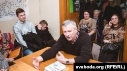 ФОТАРЭПАРТАЖ: Прэзэнтацыя новай кнігі Алеся Краўцэвіча «Краіна Пагранічча». Фота Андрэя Шаўлюгі