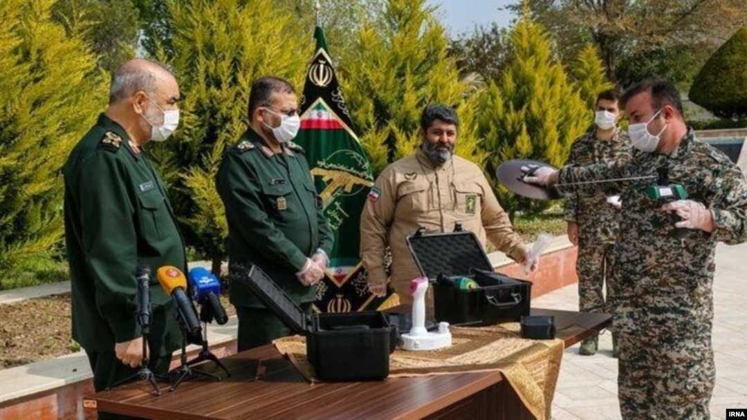 عکسی از مراسم رونمایی دستگاه کرونایاب سپاه پاسداران با نام «مستعان ۱۱۰»