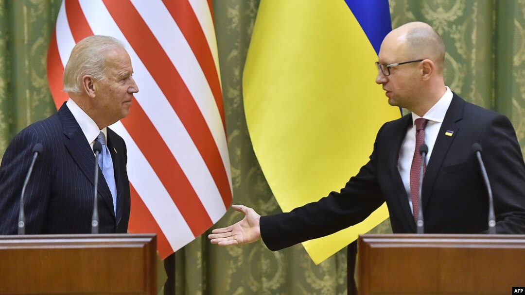 Яценюк (справа) и вице-президент США Байден во время визита в Киев в декабре 2015 года