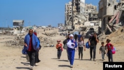 Displaced Palestinians walk south as they flee Gaza City, following an Israeli evacuation order, amid an Israeli military operation, October 2