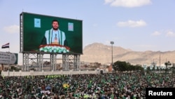 طرفداران حوثی‌ها در صنعا، پایتخت یمن، در حال گوش دادن به سخنرانی عبدالمالک الحوثی، رهبر این گروه، 