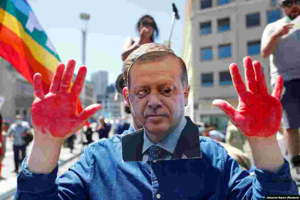 Erdoğan-maszkos, &quot;véres kezű&quot; tüntető Brüsszelben a NATO-csúcs előtt.