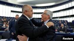 Jean-Claude Juncker, președintele Comisiei Europene, salutîndu-l pe premierul Borisov