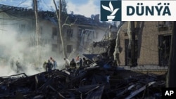 Ukrainanyň halas edijileri Russiýanyň Kiýewe atan ballistik raketasynyň weýrançylyklaryny arassalaýarlar 24-nji aprel