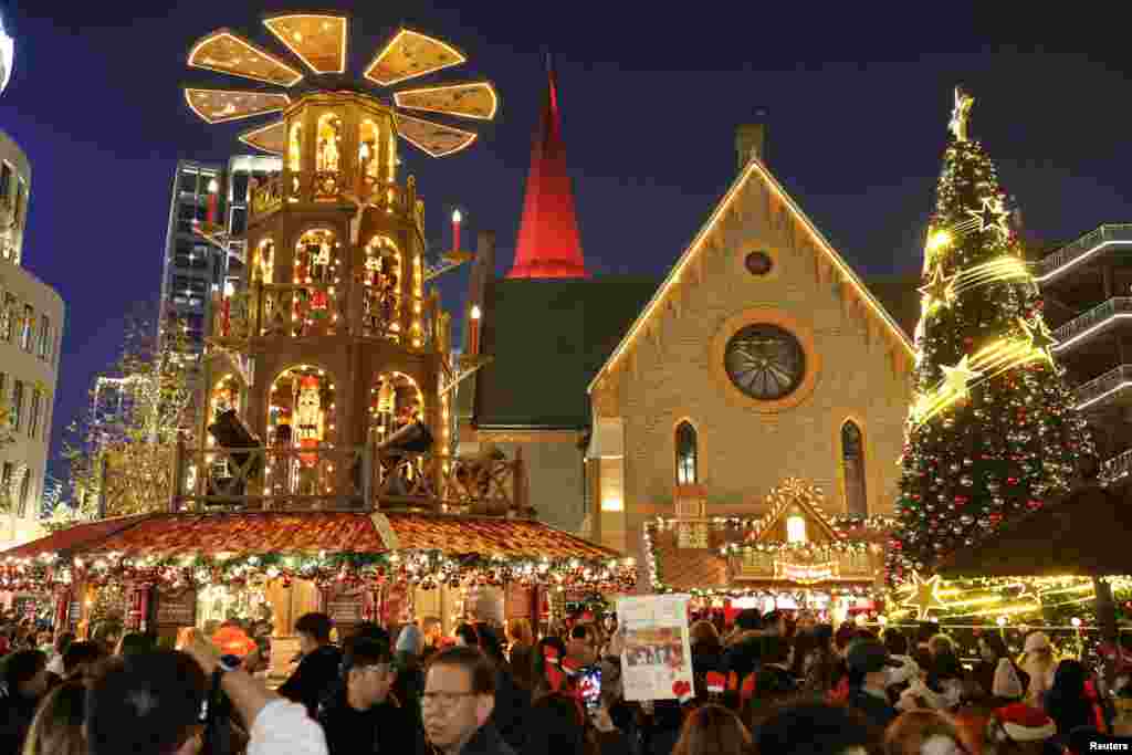 Oamenii vizitează târgul german de Crăciun din Shanghai, China, pe 5 decembrie 2025.
