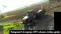 Російська військова вантажівка в прицілі українського дрона поблизу окупованого Маріуполя