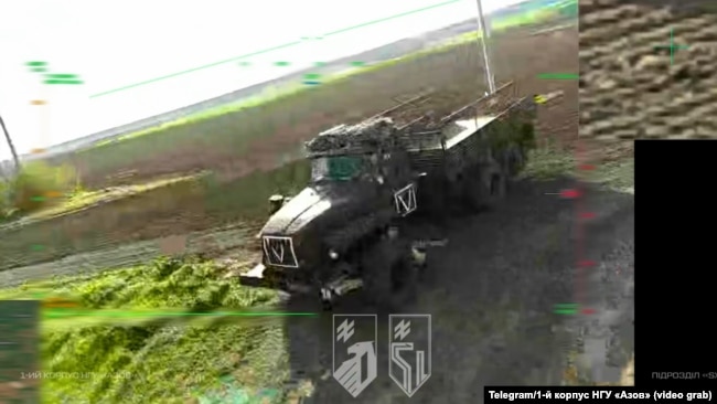 Російська військова вантажівка в прицілі українського дрона поблизу окупованого Маріуполя