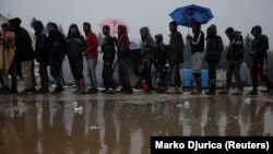 Migranti u redu za hranu u kampu "Vučjak"