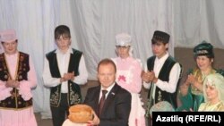 Денислылар үзләре пешергән икмәкне Миннәхмәт Халиулловка бүләк итте