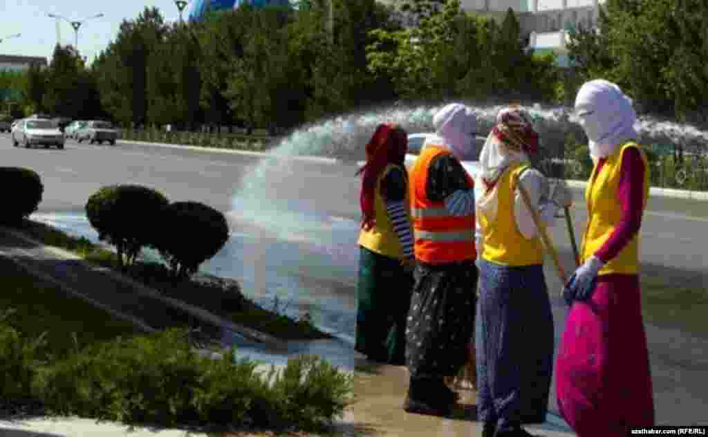 Maryda kommunal hojalyk gullugynyň işgärleri arassaçylyk işlerini geçirýärler.