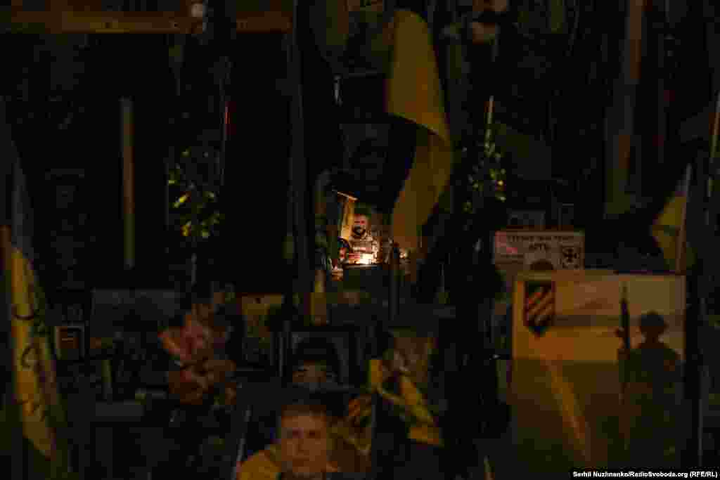 Зараз до меморіалу з прапорцями у Києві приходять українці та світові лідери, щоб вшанувати пам’ять загиблих українських військових, 24 лютого 2026 року