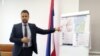 Srđan Amidžić, ministar finansija i trezora BiH pokazuje šemu vlasništva nad offshore kompanijom na čiji račun treba da ide isplata duga za Viaduct, Banjaluka, 10. jul 2025.